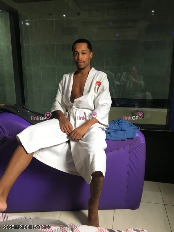 Acompanhante masculino baixinho em Nova Iguaçu — Almeida