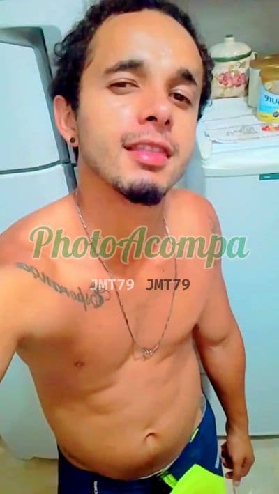 Acompanhante masculino em Nova Iguaçu com beijo na boca (2) — Erre