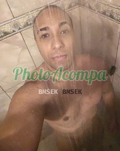 Acompanhante masculino em Taboão da Serra com beijo na boca (2) — Henrique