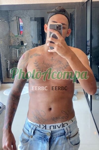 Acompanhante masculino em Suzano com beijo na boca (2) — Maike