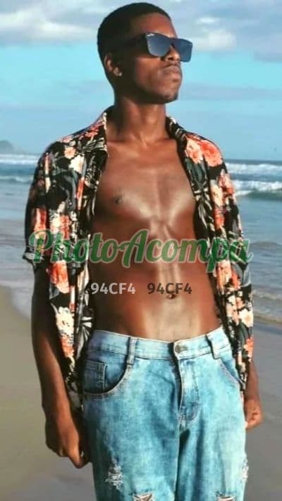 Acompanhante masculino em Nova Iguaçu com beijo na boca (2) — Vicente
