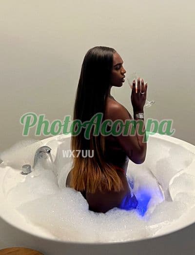 Travesti acompanhante em Rio de Janeiro com beijo grego (2) — Vitória