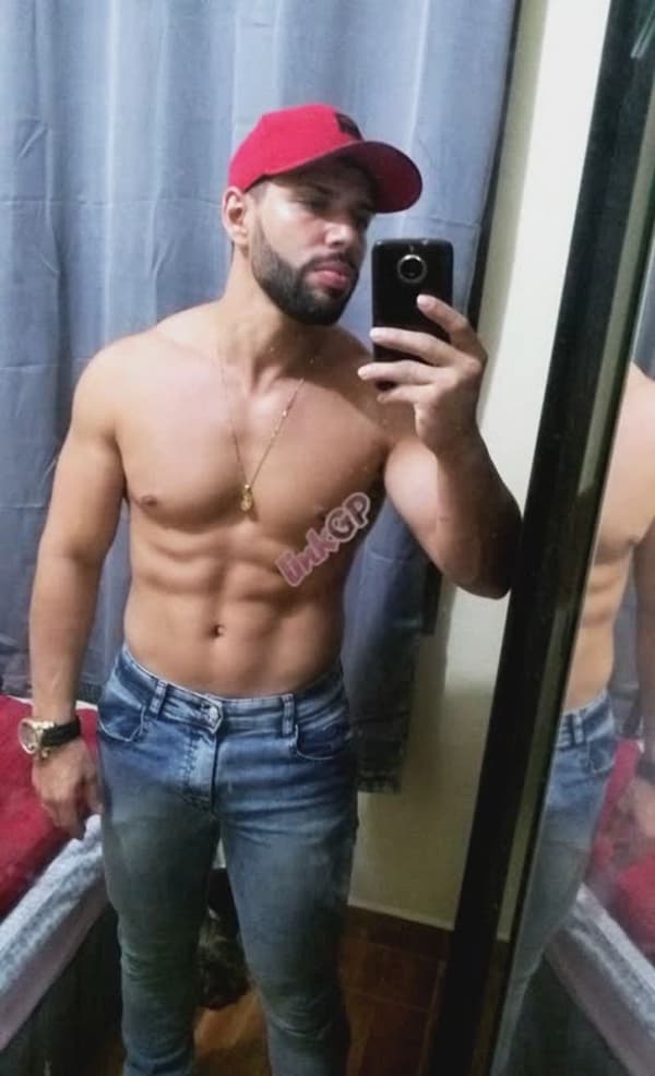 Acompanhante masculino olhos castanhos em Balneário Camboriú, foto de perfil