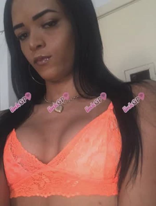 Travesti acompanhante apertadinha em Glória — Lorenna Fox