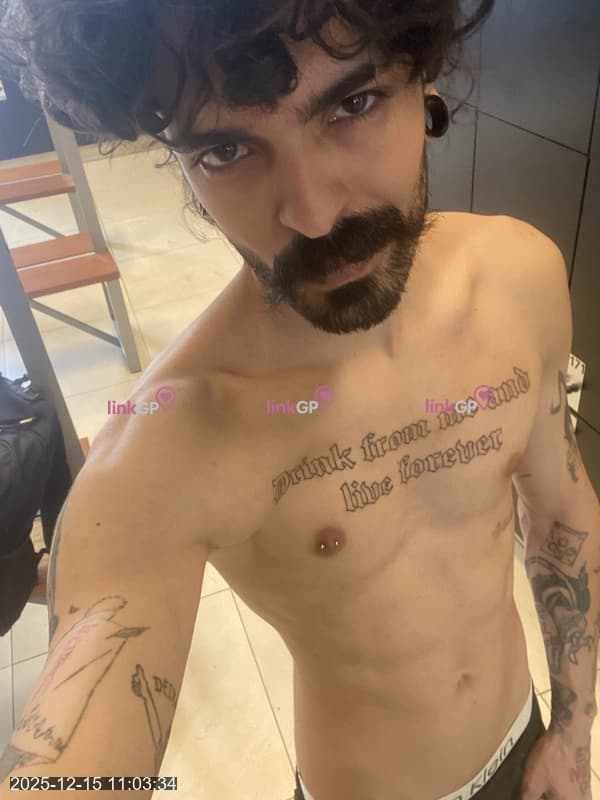 Videochamada erótica com cabelo ondulado, foto de perfil
