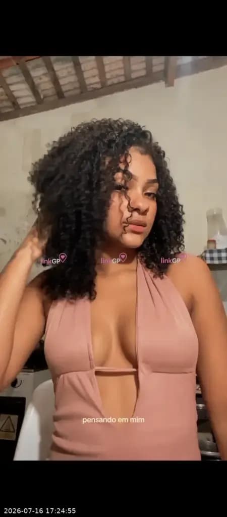 Videochamada erótica com baixinha — Jessica