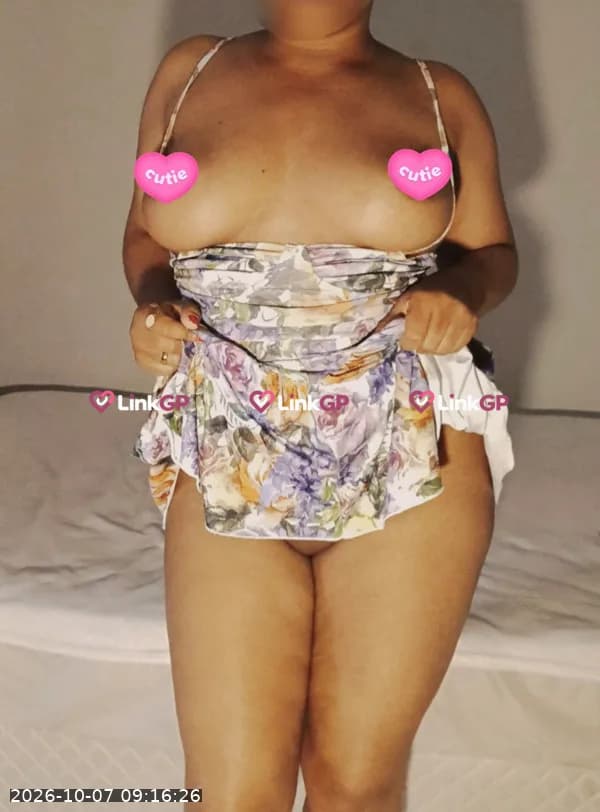 Videochamada erótica com apertadinha — Lola