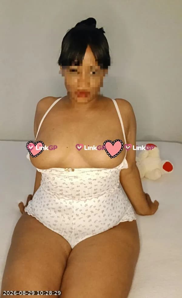 Videochamada erótica com apertadinha — Lolita Casada