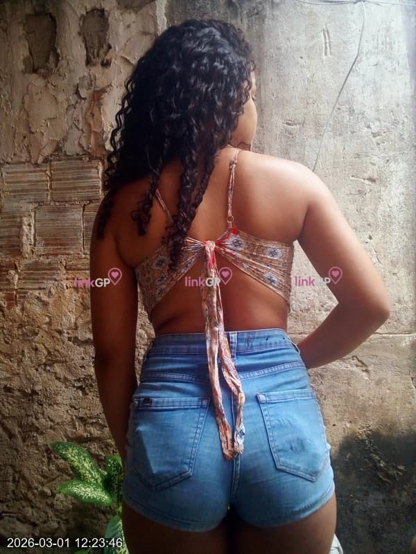 Videochamada erótica com cabelo cacheado — Novinha, foto 3
