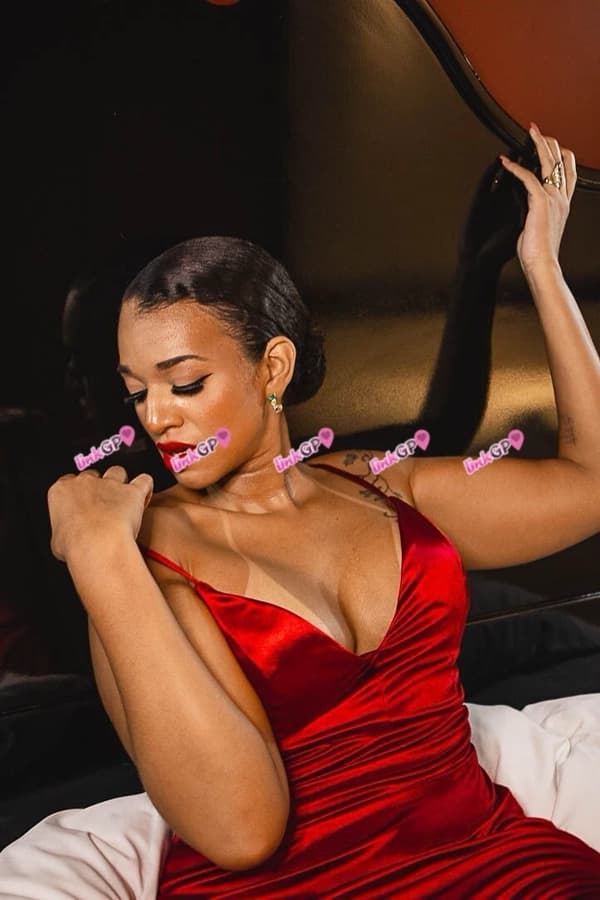Videochamada erótica com foto real (2) — Queen Bonvivantt