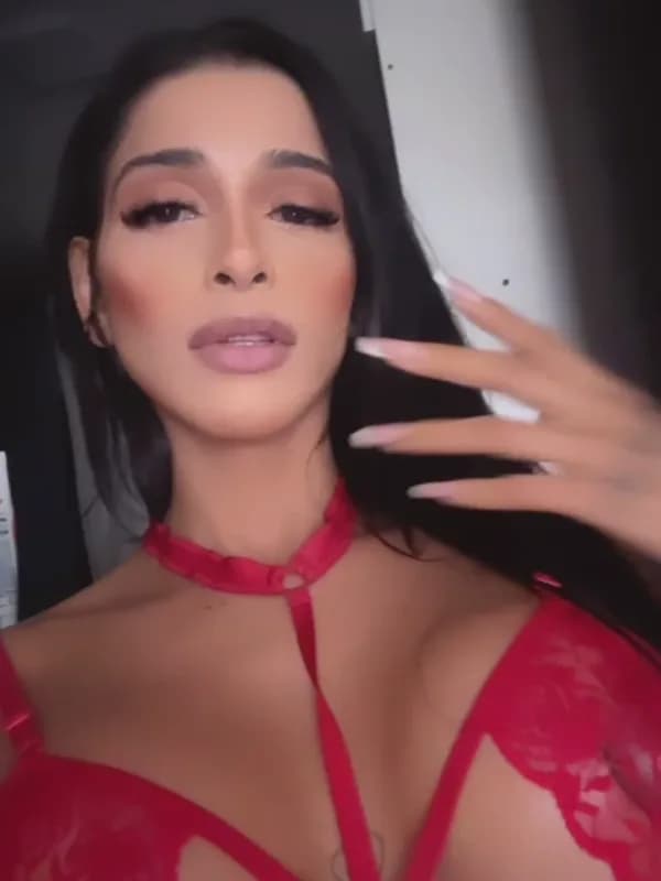 Videochamada erótica trans com avaliação de pênis (2) — Júlia Scobarr