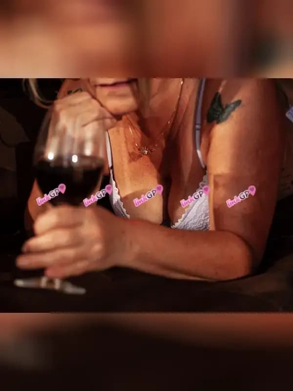 Donna — acompanhante em São José
