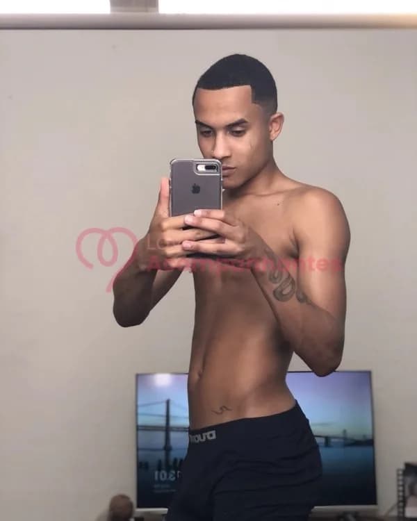 Zinhoo — acompanhante masculino em Guadalupe