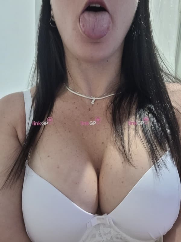 Jullie — videochamada erótica e sexting online
