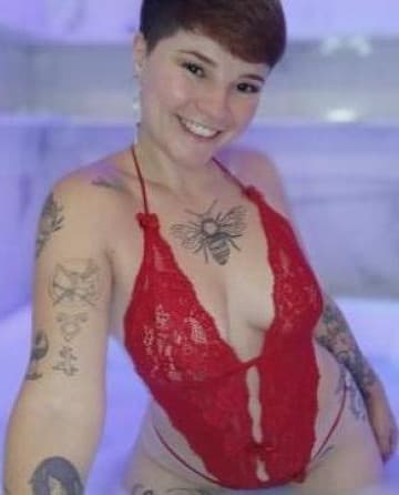 Pequena Julie — videochamada erótica e sexting online