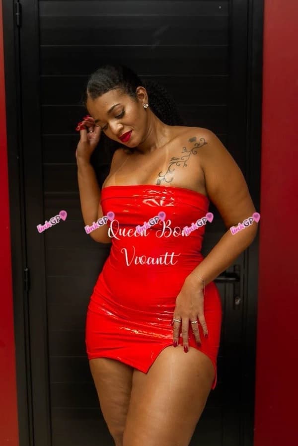 Queen Bonvivantt — videochamada erótica e sexting online